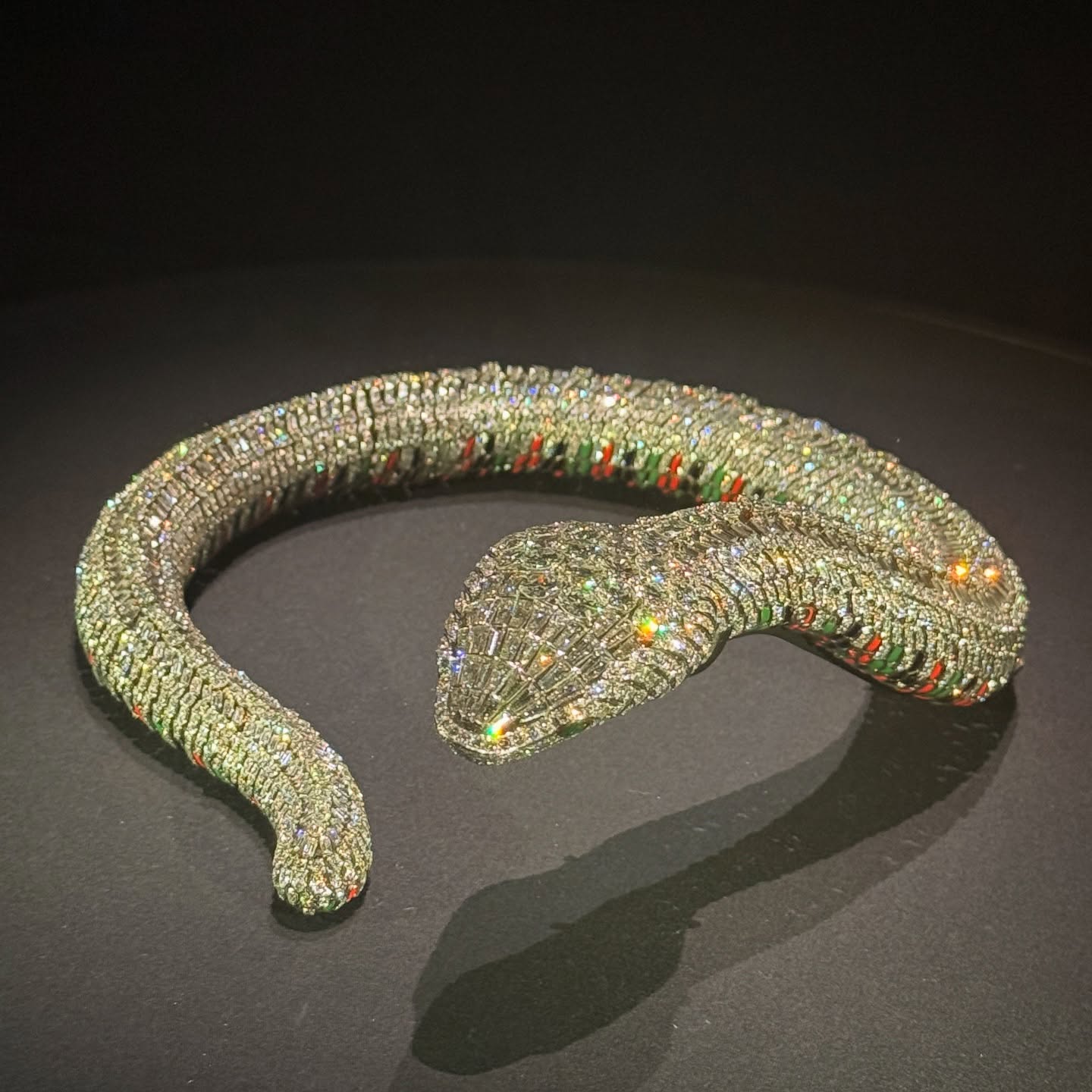 عقد أفعى ألماسي في معرض كارتييه في V&A